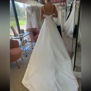 NEVER WORN STELLA YORK WEDDING DRESS
